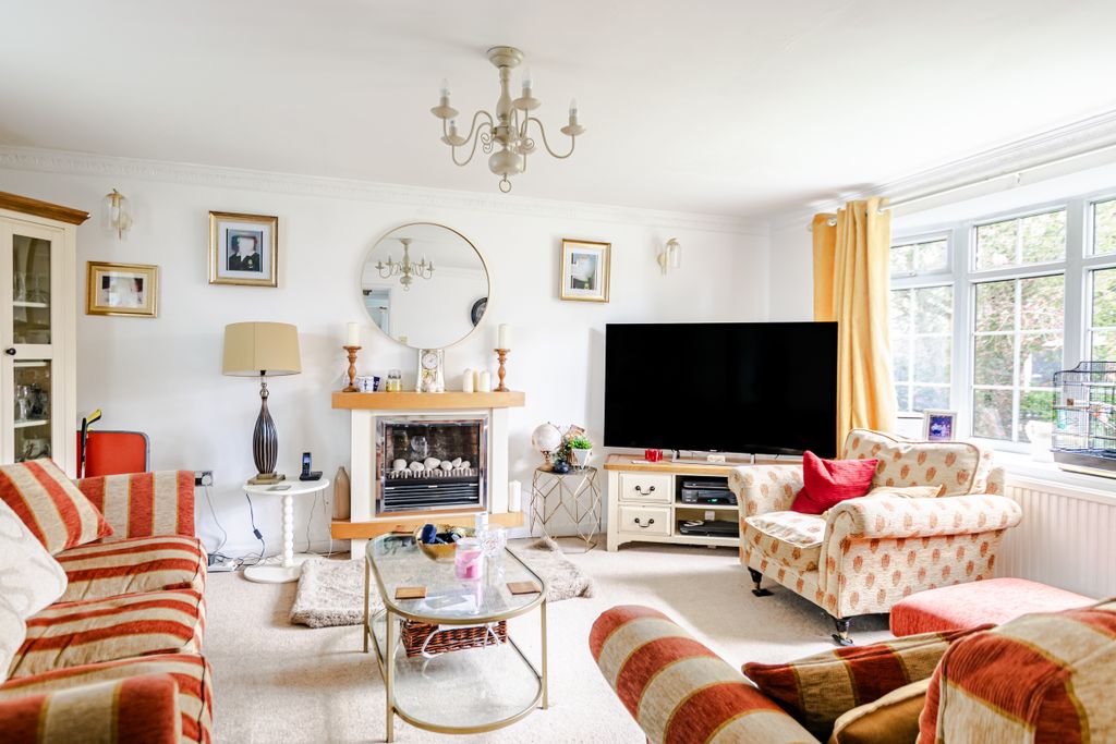 Property photo 2 of 21 Lounge1