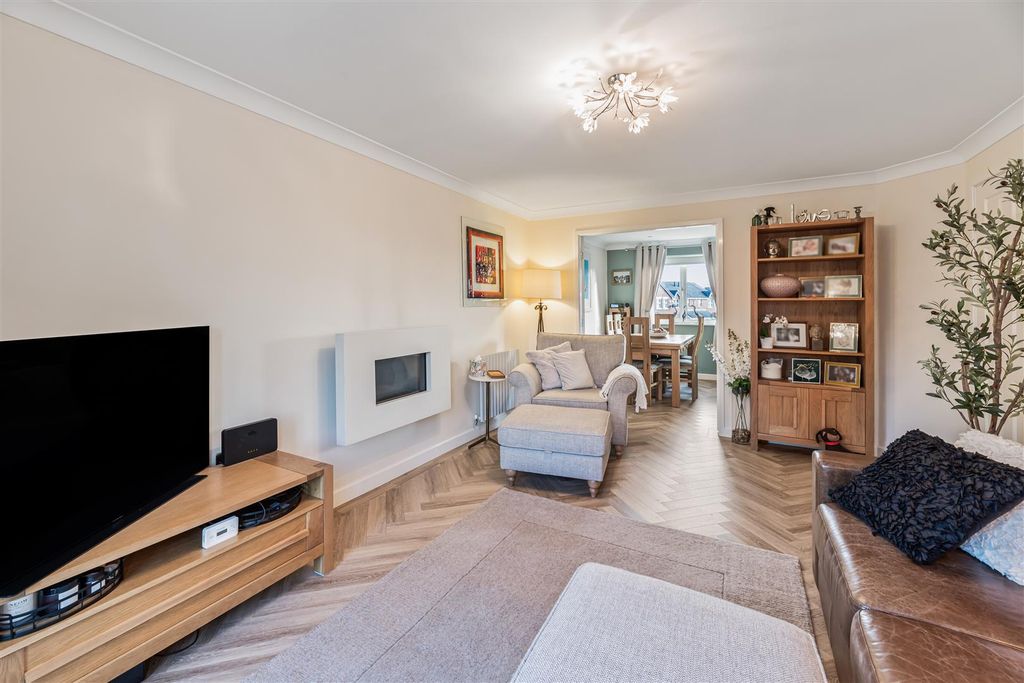 Property photo 3 of 20 Lounge