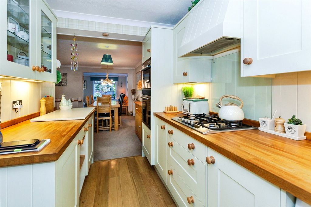 Property photo 3 of 31 Kitchen