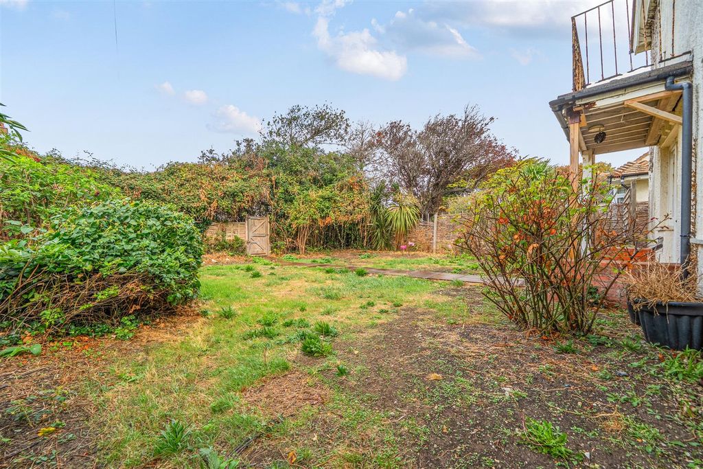 Property photo 2 of 21 For Sale By Aspire Residential | Seaview Avenue