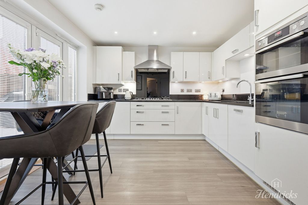 Property photo 3 of 34