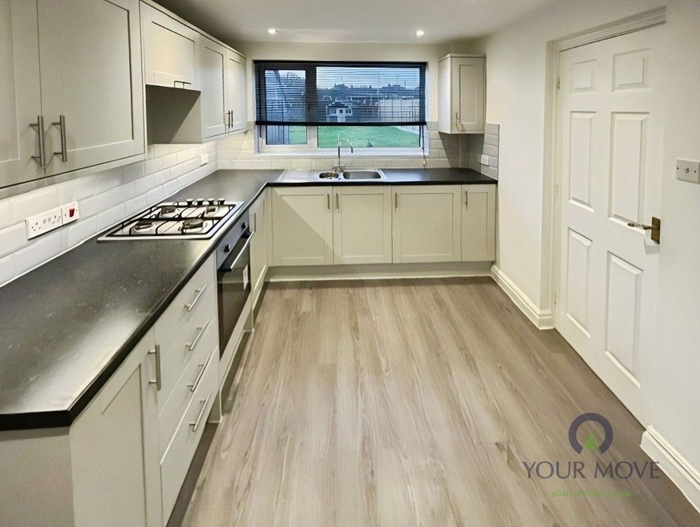Property photo 3 of 12 Kitchen
