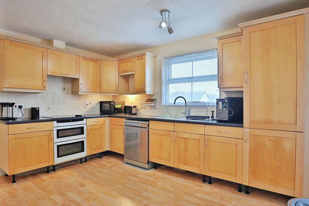 Property photo 3 of 14 Kitchen