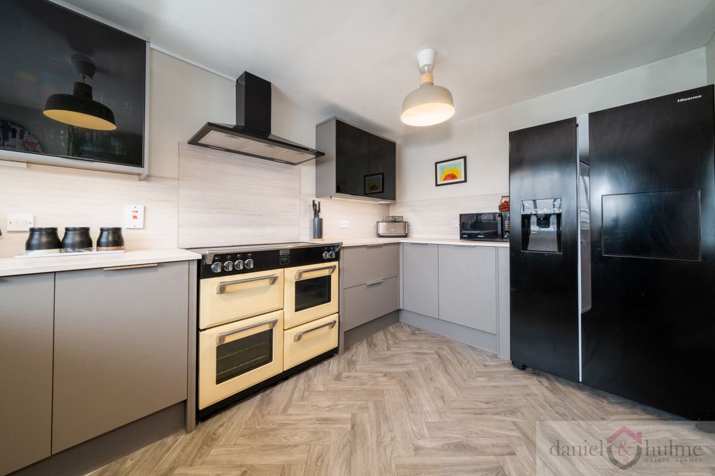 Property photo 3 of 23 35 Coopers Close-9