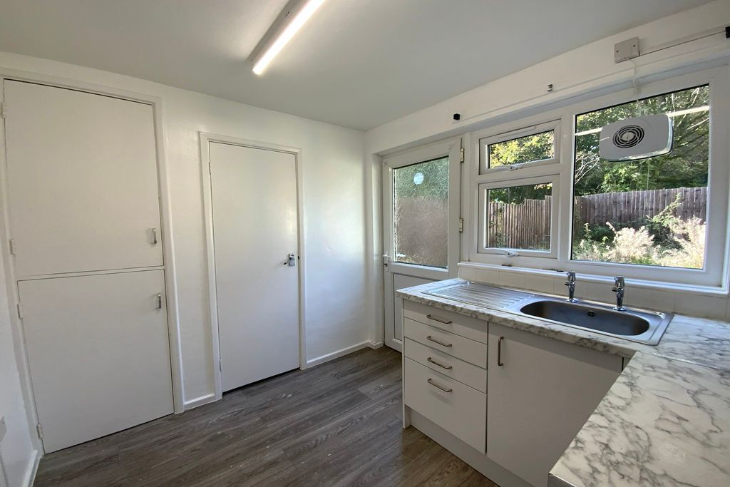 Property photo 3 of 12 Kitchen