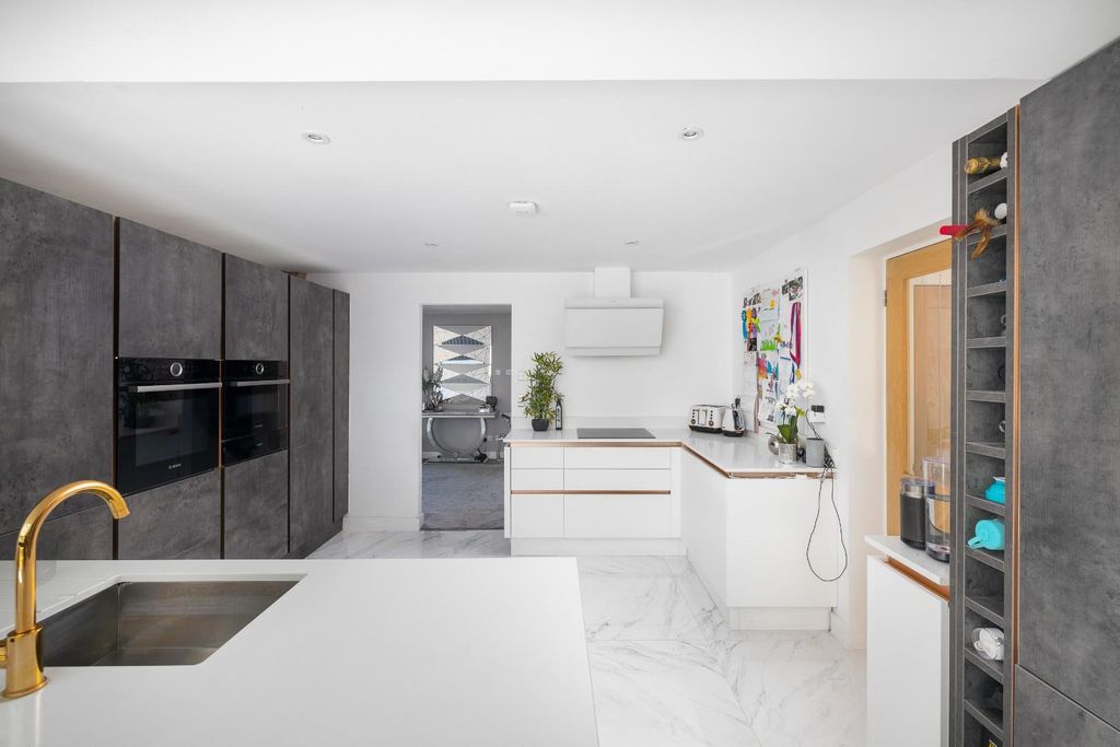 Property photo 3 of 35 20 Conygar Close(05-03-2023)-29.Jpg