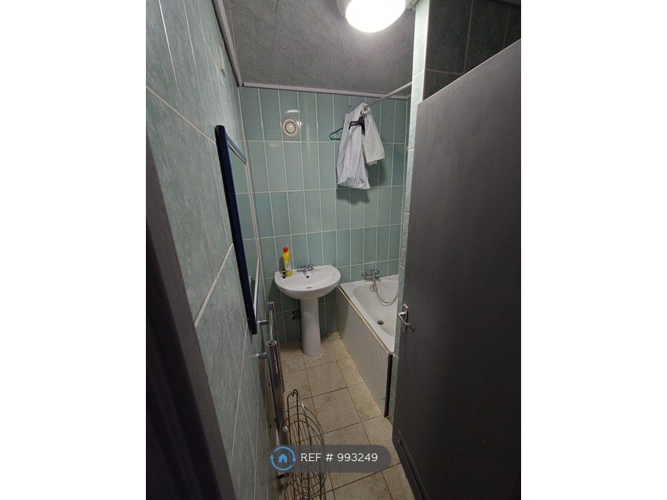 Property photo 3 of 9 Bathroom