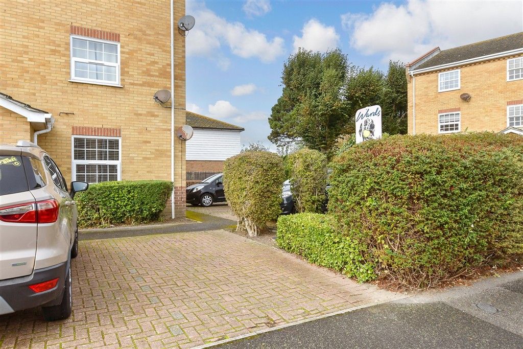 Property photo 1 of 9 Driveway/Parking