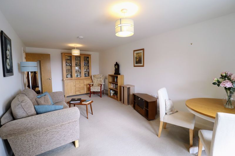Property photo 3 of 14 Lounge