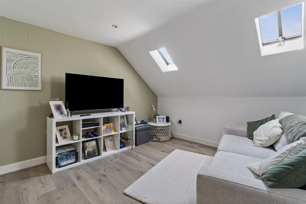 Property photo 2 of 13 Cowper Road 24 Flat 6-005.Jpg
