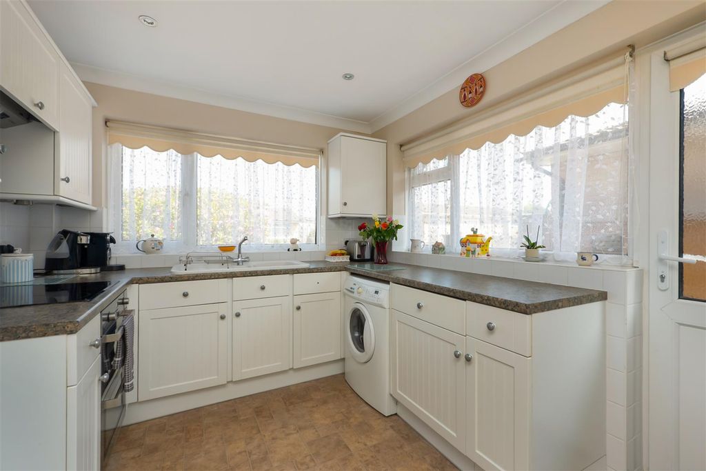 Property photo 3 of 12 Ellison Close, Chestfield, Whitstable