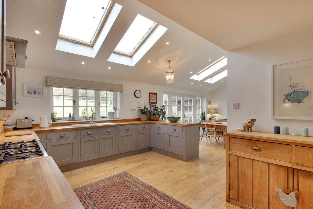 Property photo 2 of 12 Kitchen/Breakfast