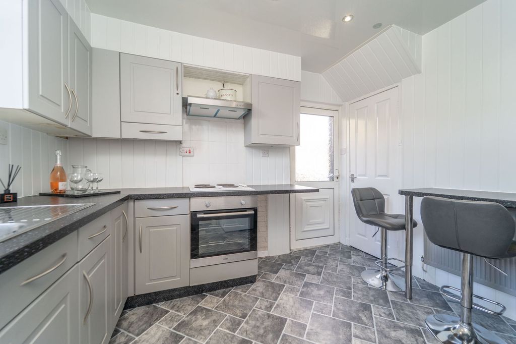 Property photo 3 of 18 Kitchen