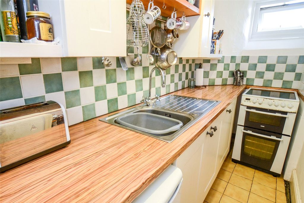 Property photo 3 of 11 Kitchen