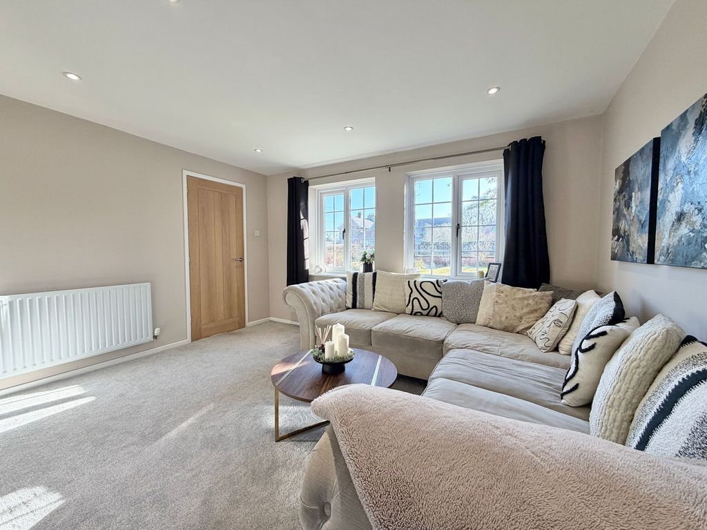 Property photo 3 of 22 Lounge