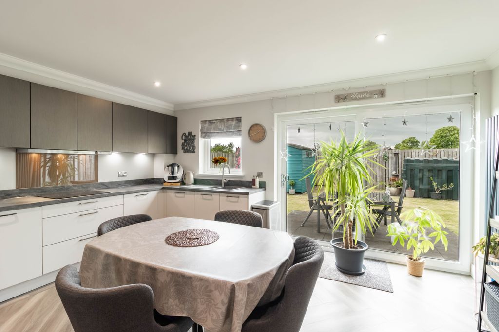 Property photo 3 of 31 Dining Kitchen