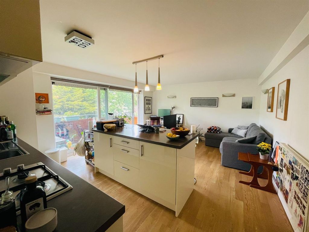 Property photo 2 of 8