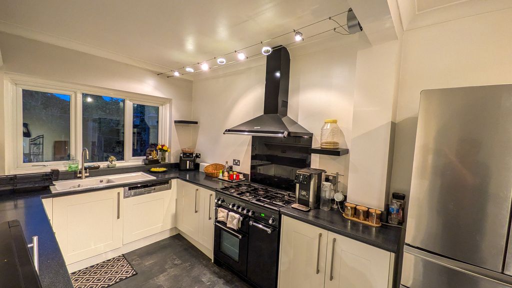 Property photo 1 of 19 4 Bed Bungalow To Rent Sheldon Avenue, Clayhall Ig5