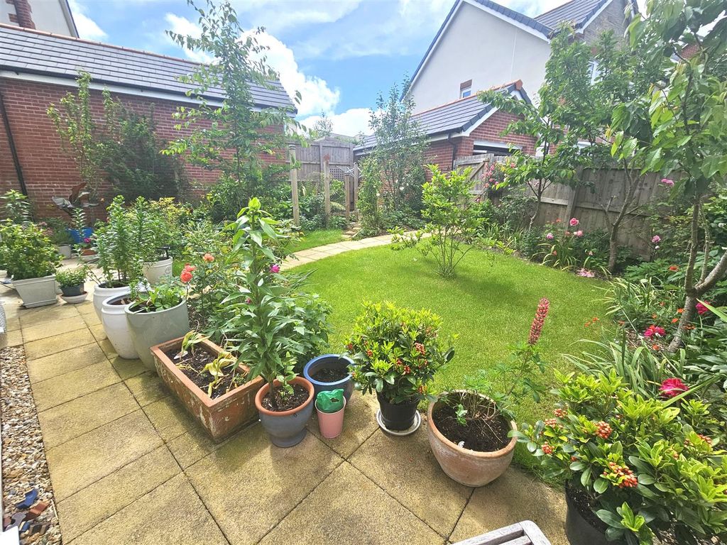 Property photo 3 of 21 Garden.Jpg