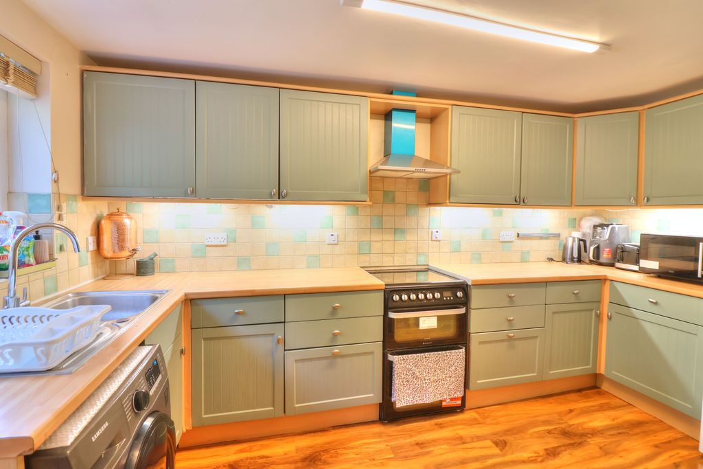 Property photo 3 of 21 Kitchen