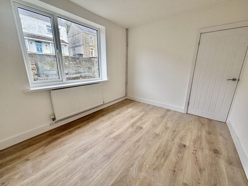 Property photo 3 of 21 Lounge