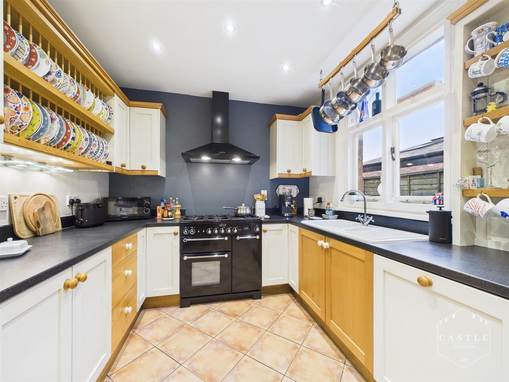 Property photo 3 of 29 Breakfast Kitchen