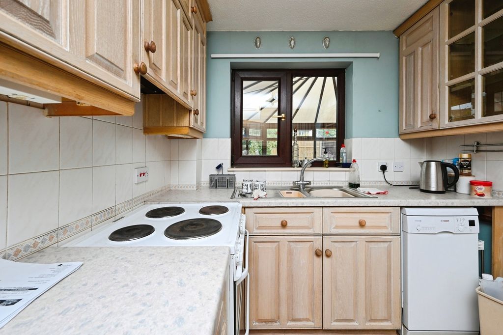 Property photo 3 of 19 Kitchen