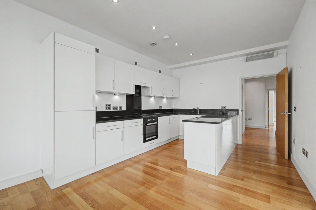 Property photo 3 of 11 Kitchen