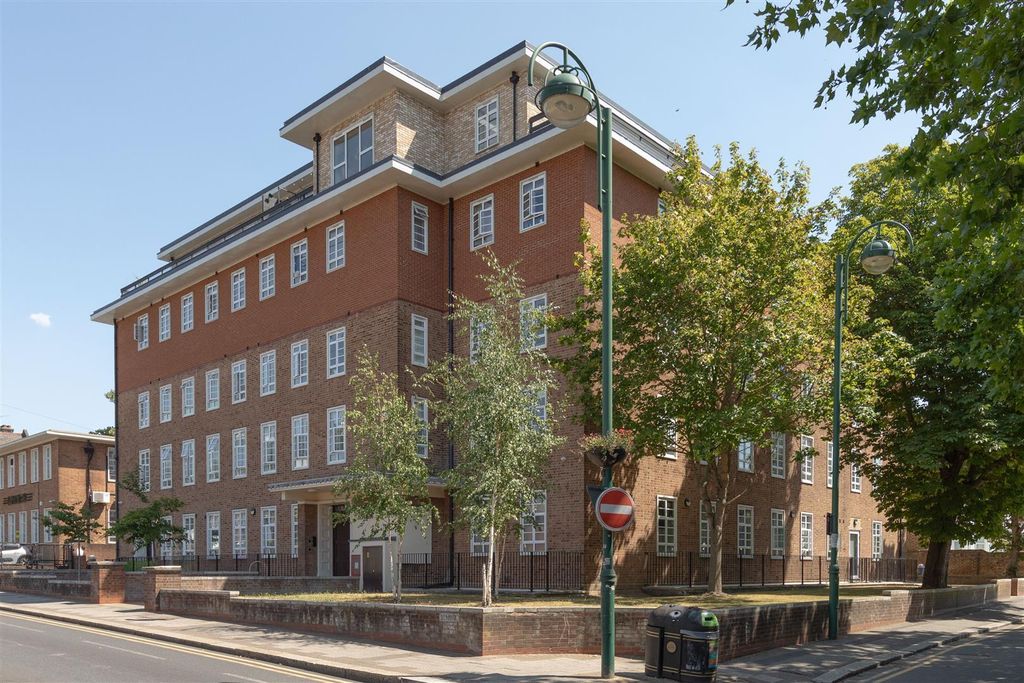 Property photo 1 of 19 Lemna Road, E11
