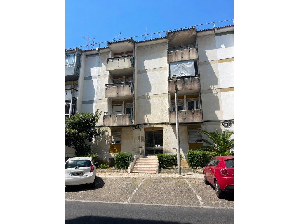 Property photo 1 of 3 Building To Renovate 8 Units (2×1-Bed + 6×2-Bed) São João Da Talha / Bobadela