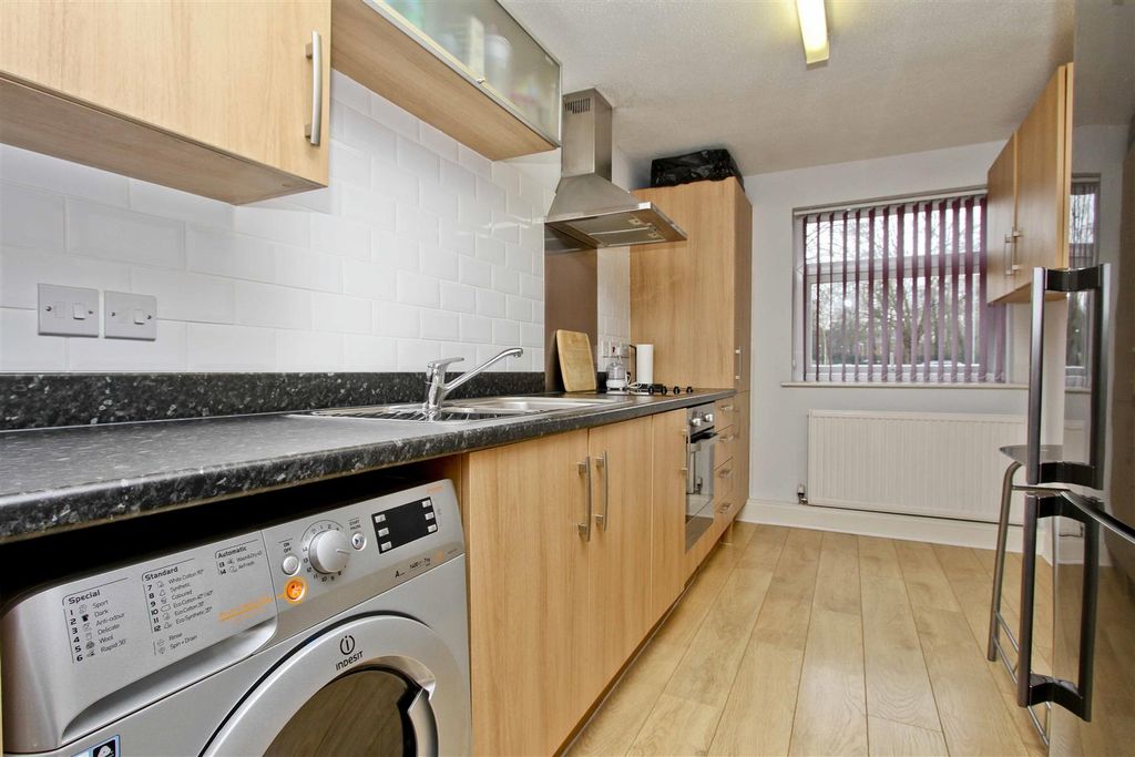 Property photo 3 of 12 Kitchen