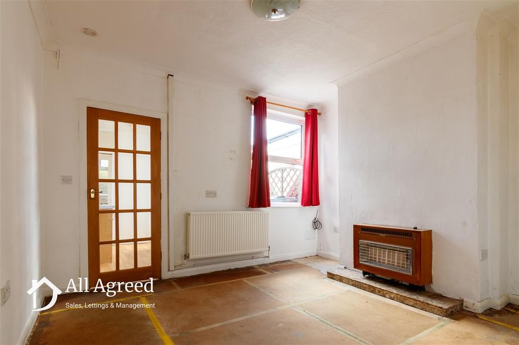Property photo 3 of 11 Dining Room