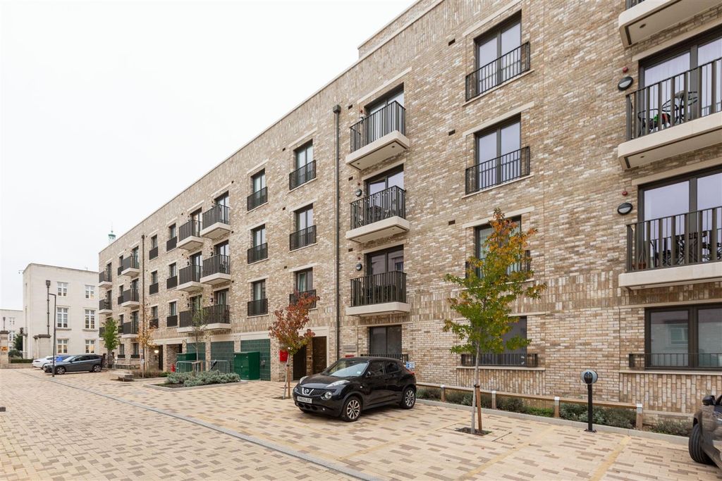 Property photo 2 of 26 Forest Road E17