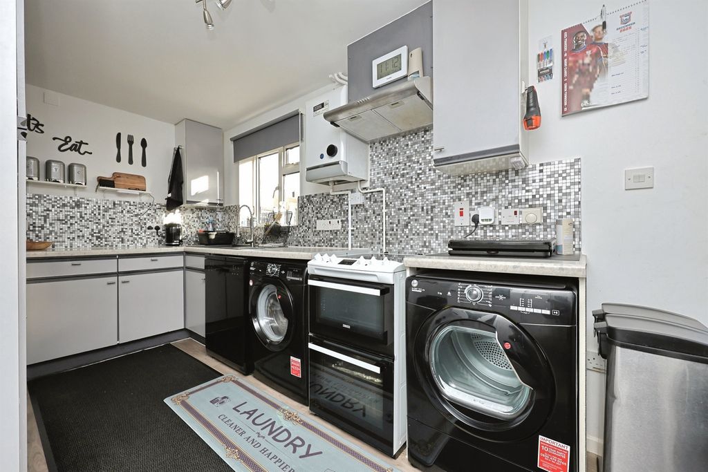 Property photo 2 of 33