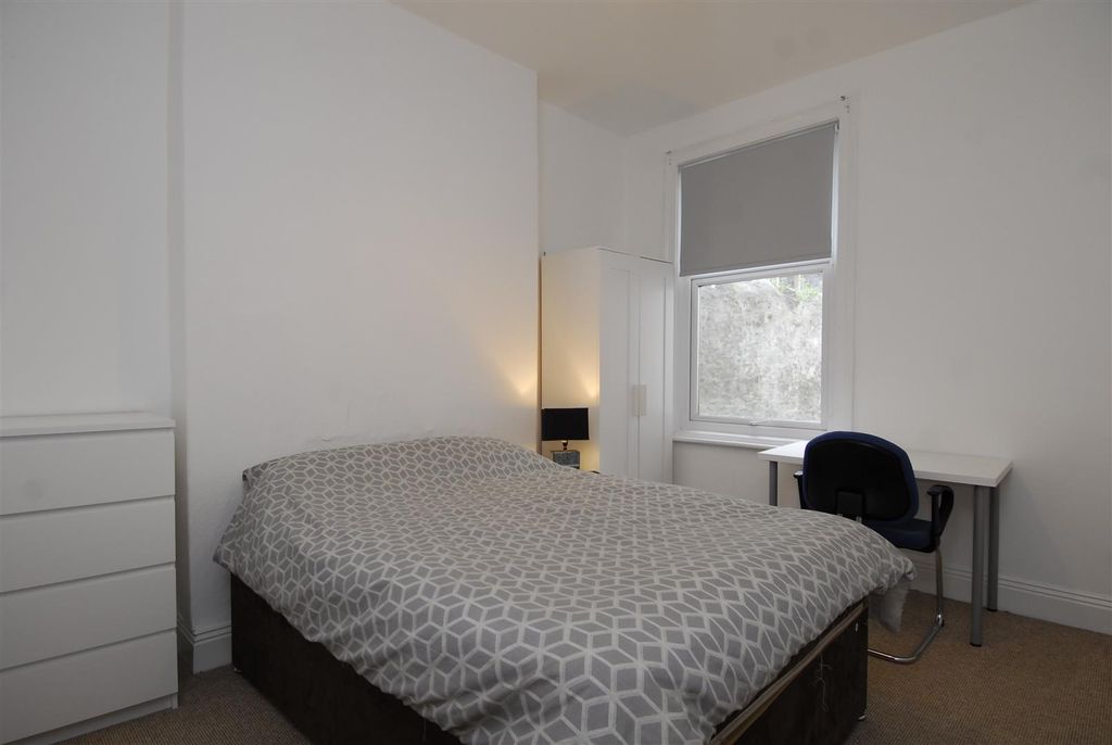 Property photo 2 of 8 15Ashfordrd002.Jpg