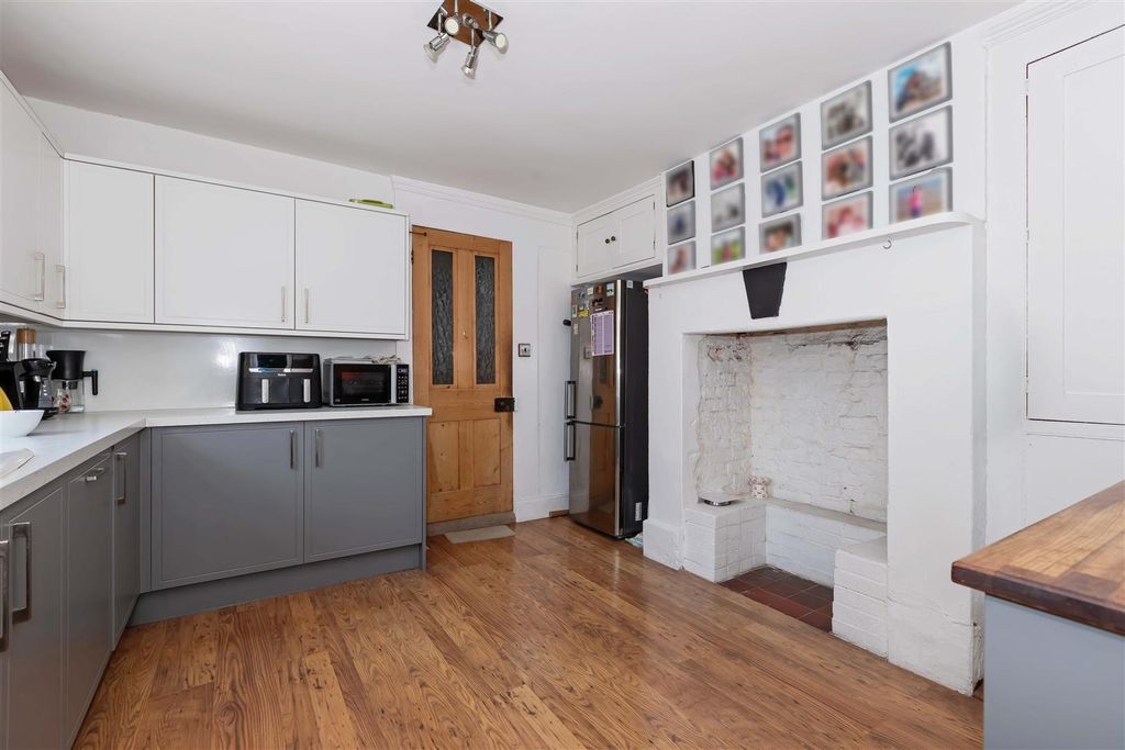 Property photo 2 of 22 Cambridge Road_16.Jpg