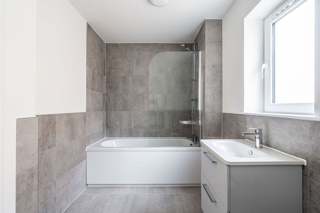 Property photo 2 of 49