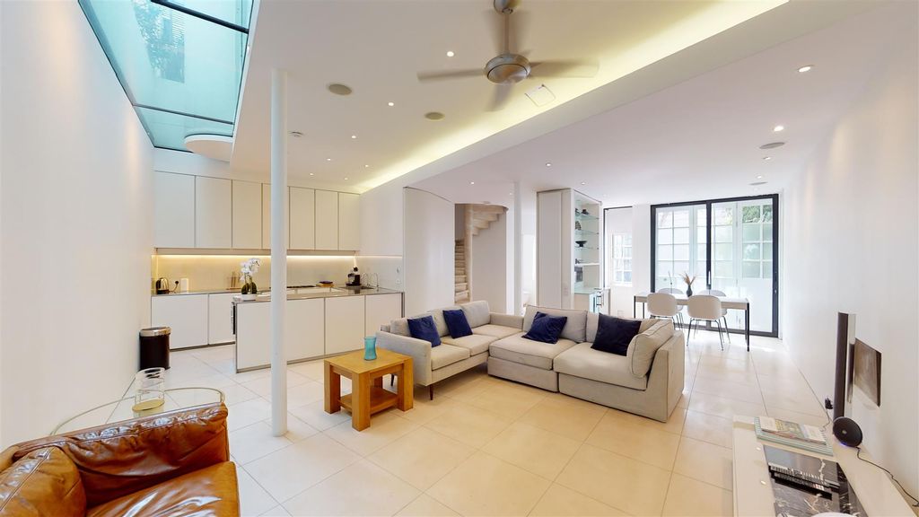 Property photo 1 of 23 London-England-08142023_104941.Jpg