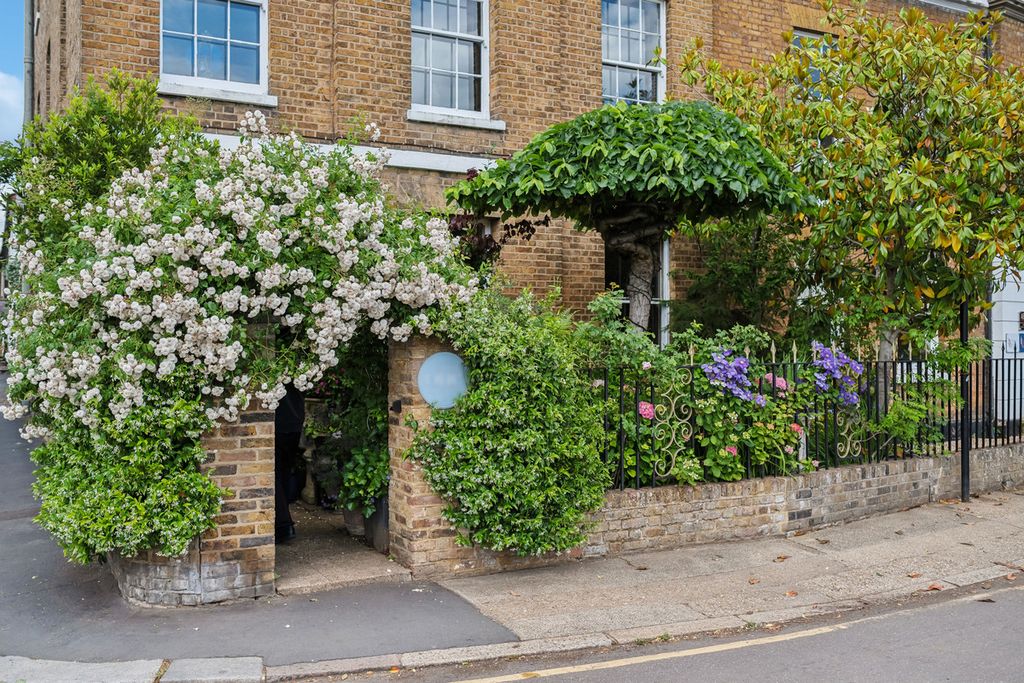 Property photo 2 of 46