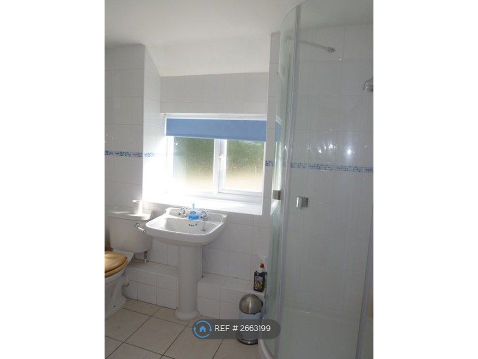 Property photo 2 of 9 Bathroom