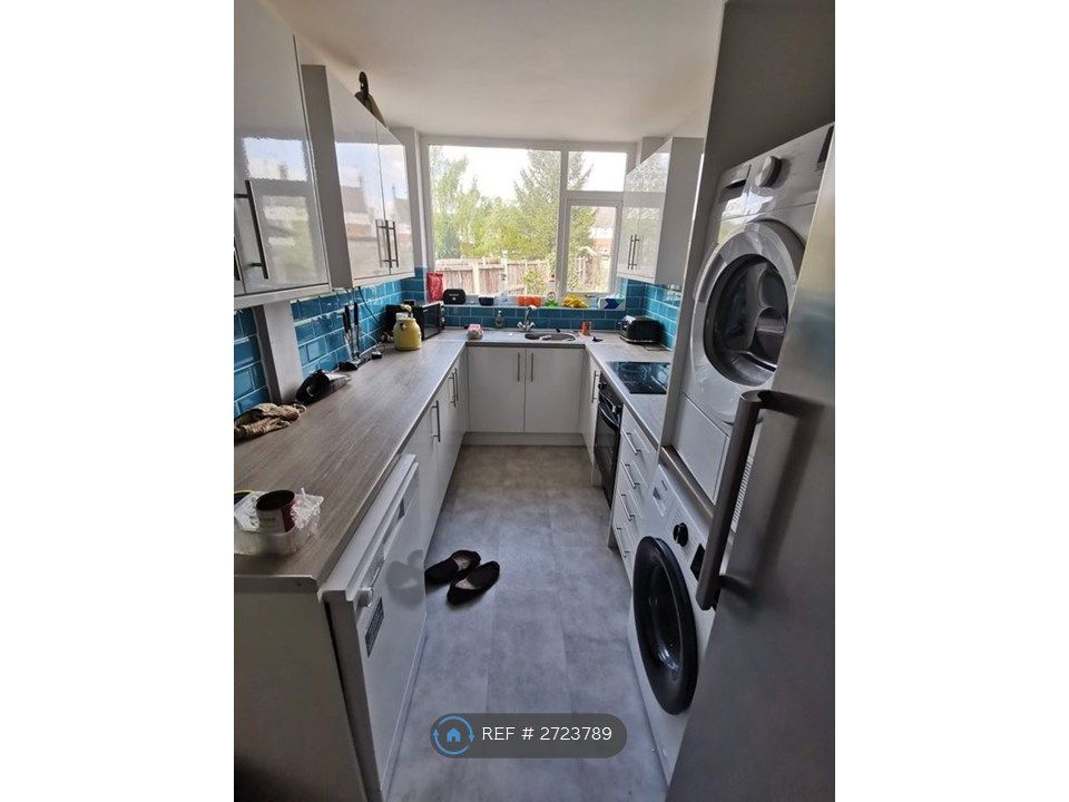 Property photo 3 of 8 Kitchen