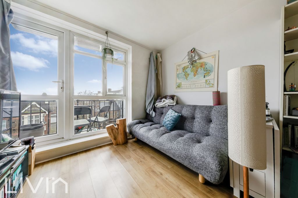 Property photo 2 of 10 Coulthurst Court, 8-19