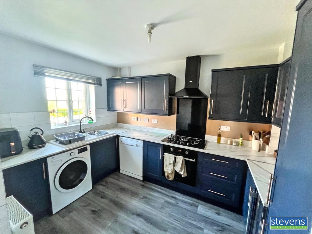 Property photo 3 of 11 Image00022