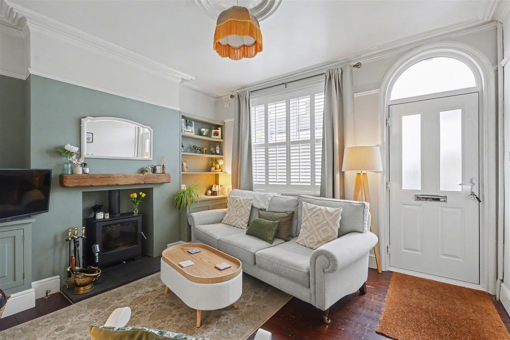 Property photo 2 of 24 Lounge