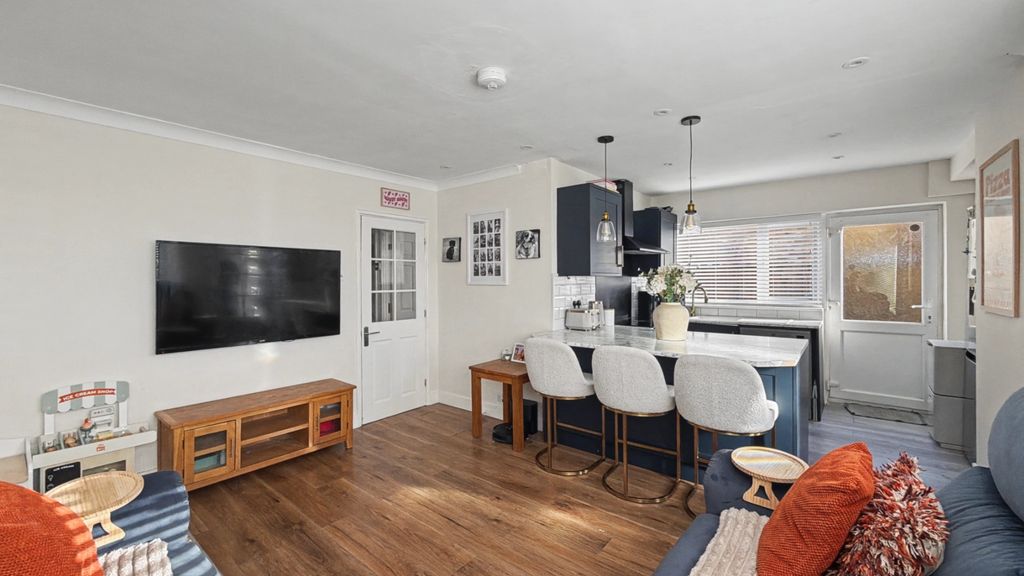 Property photo 2 of 15 4937502