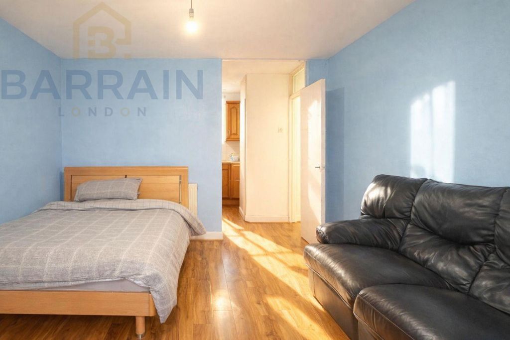 Property photo 2 of 6 Canning Town, E16 Flat For Sale By Barrain London Estate Agency