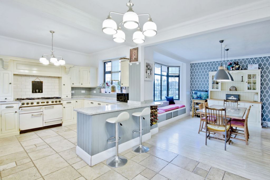 Property photo 2 of 19 Kitchen/Breakfast Rm
