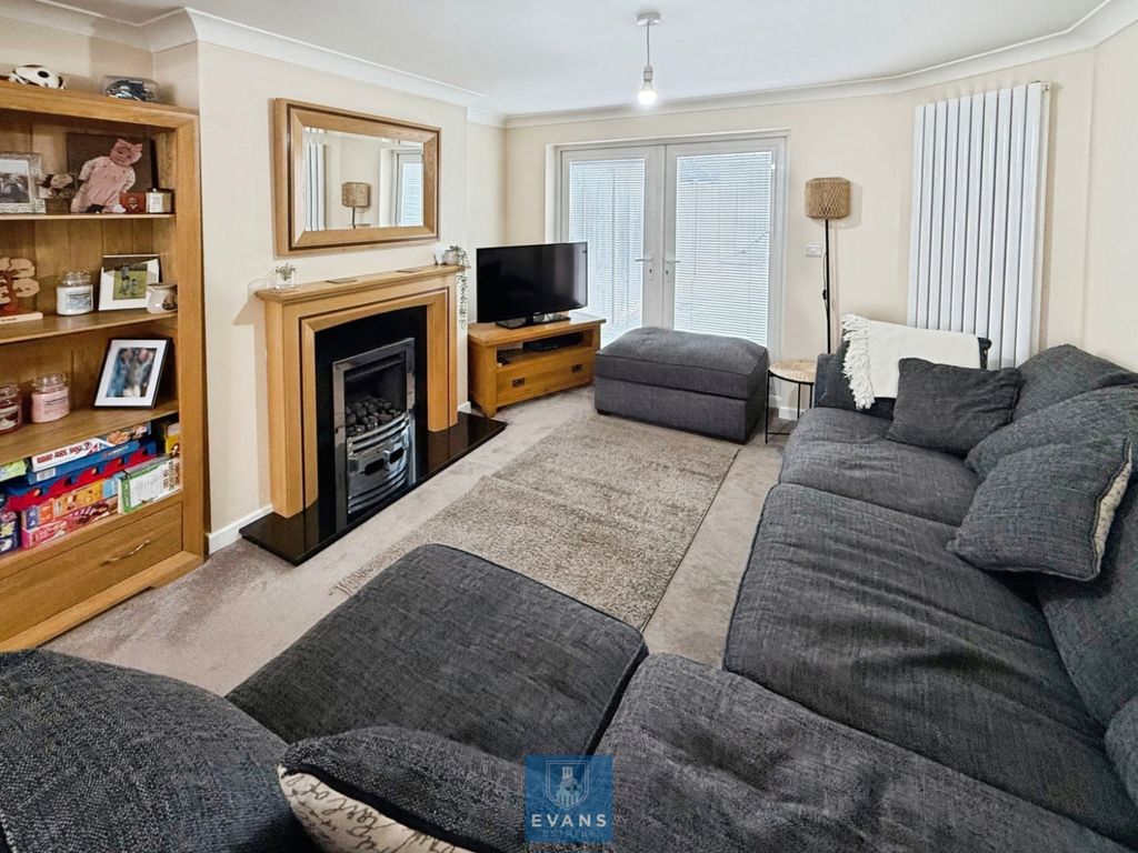 Property photo 3 of 14 Lounge