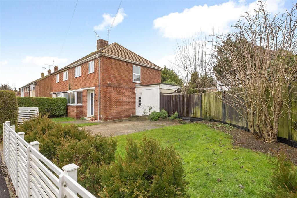 Property photo 1 of 16 Walmer Road, Whitstable