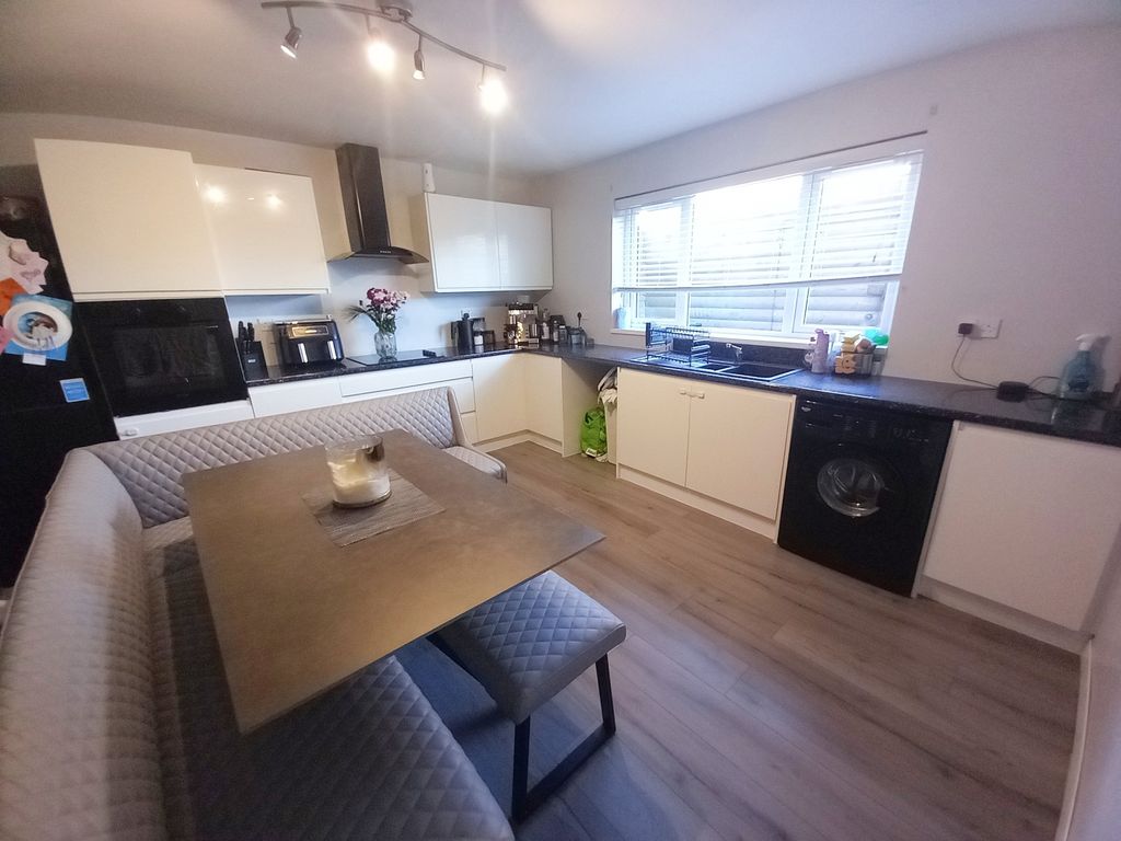 Property photo 2 of 12 Dining Kitchen